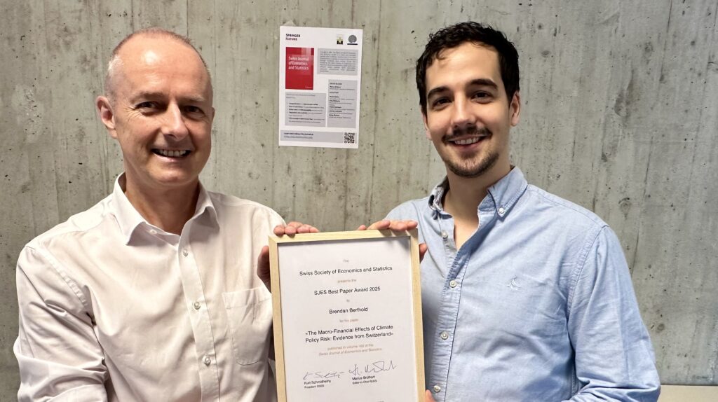 Marius Brülhart, editor-in-chief of the Swiss Journal of Economics and Statistics, presents the 2025 Best Paper Award to Brendan Berthold.